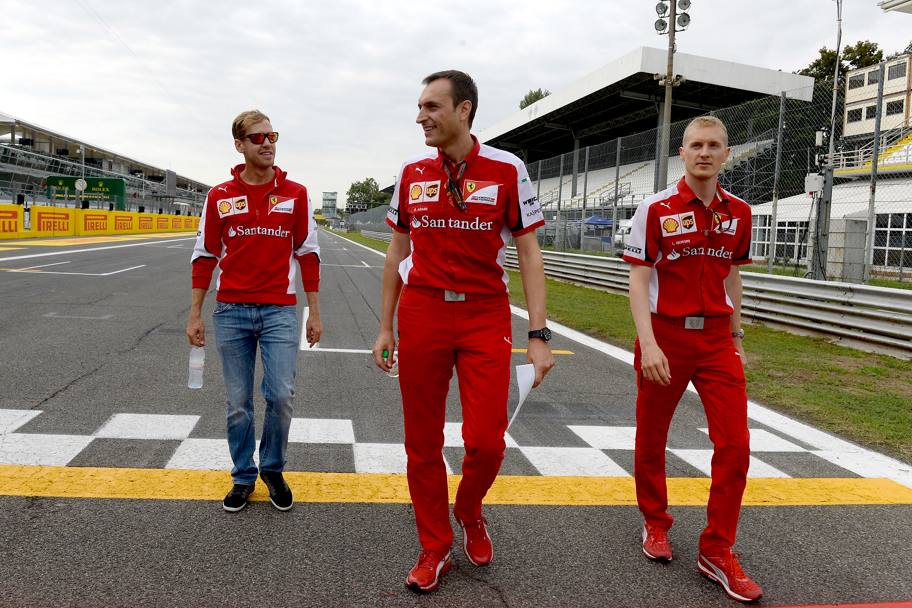 Poi per Vettel il tradizionale giro di ricognizione a piedi coi suoi tecnici. Colombo 